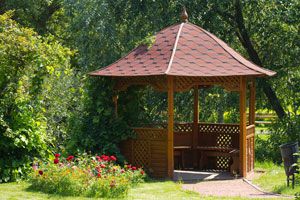 Algunos cuidados de las estructuras de jardín, ya sea de madera o paja. Consejos para cuidar las estructuras de jardín