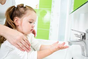 Cómo enseñarle a los niños a lavarse las manos
