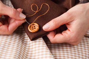Guía para hacer remiendos sencillos en la ropa. Cómo coser un botón, reparar un bolsillo y arreglar la entrepierta del pantalon
