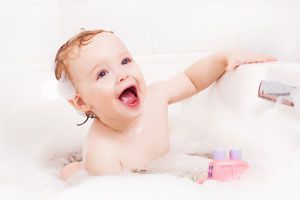 Cómo estimular al niño durante el baño