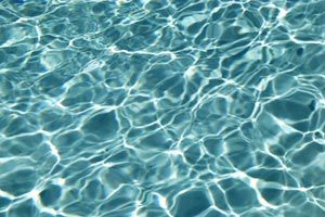 Mantener el agua de la pileta cálida y limpia. Cobertor plástico para mantener el agua de la piscina limpia y templada.