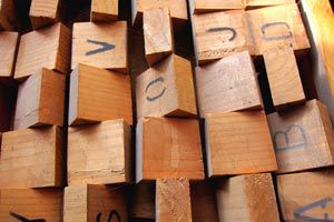 Cómo usar trozos de madera para hacer nuevos objetos