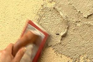 Cómo reparar pequeños golpes en las paredes