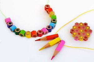 Cómo hacer aros, collares y anillos con lápices de colores