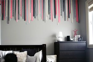 Ilustración de Cómo decorar una pared vacía con telas y cintas