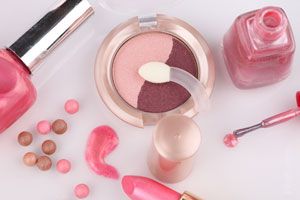 Recomendar el uso de cosméticos y maquillaje es una de las tantas funciones de una cosmetóloga