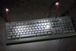 Cómo instalar luces para ver el teclado