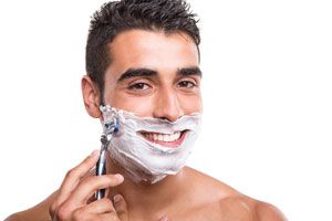 Cómo preparar la piel antes de afeitarse. Elegir el mejor método de afeitado. Cómo curar la piel después de afeitarse.