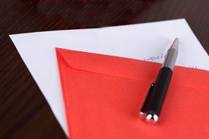 Guia completa para escribir un sobre al enviar una carta. Donde poner el destinatario y remitente en un sobre para enviar por correo