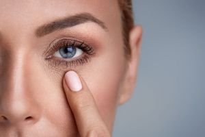 Ilustración de Remedios Caseros para Eliminar las Arrugas de los Ojos
