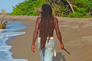 Hombre con rastas largas Hombre con rastas largas