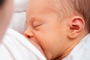 Consulta con tu médico si el bebé tiene hambre. La alimentación del bebe se complementa con leche de formula. Cómo saber si el bebé tiene hambre