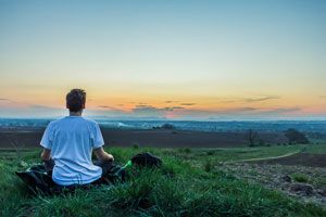Cómo hacer una meditación para liberar las malas energías. Liberar sentimientos negativos con la técnica del globo. Meditación para liberar angustias