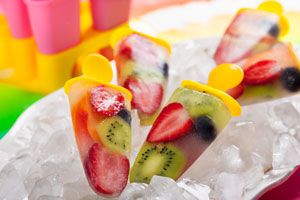 3 ideas para preparar tus propias paletas heladas. recetas de paletas heladas con frutas, yogur y golosinas.