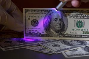 Claves para reconocer los dólares falsos. Cómo identificar un billete de dólar falso. Guía para reconocer dólares falsos. Saber si un dólar es falso