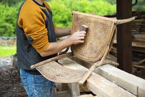 Ideas para restaurar sillas viejas. Cómo remodelar viejas sillas de madera o metal. Reparar sillas de madera viejas. 