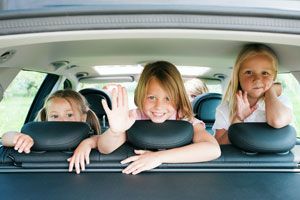 Cómo hacer un viaje en coche con niños. Consejos para viajar con niños en el coche. Tips para hacer un viaje largo en coche con niños