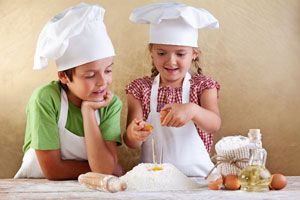 Ventajas de cocinar con niños. Qué cosas aprenden los niños al cocinar. Aprendizaje de los niños en la cocina. 