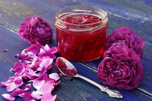 Cómo preparar jalea de rosas. Ingredientes y preparación del a jalea de rosas. Cómo preparar mermelada de pétalos de rosa. Receta de jalea de rosas