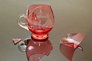 Una taza de vidrio rota tiene su significado