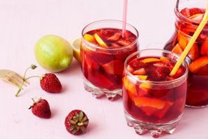 Cómo preparar sangría con frutas frescas o congeladas. 6 recetas de sangría casera. Recetas fáciles para preparar sangría con frutas frescas