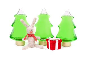 Cómo crear adornos de Navidad con botellitas. Ideas para hacer ornamentos navideños con botellas plásticas. Adornos caseros para el árbol de Navidad