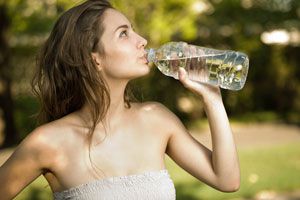 Cómo evitar la deshidratación. 10 síntomas para detectar la deshidratación. Cómo saber si sufres de deshidratación
