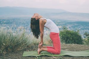 Posturas de yoga para aliviar síntomas de resfriados y gripe. Cómo combatir la gripe con yoga. Asanas de yoga contra gripe y resfriados