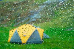 Tips para acampar bajo la lluvia. Cómo preparar la tienda de campaña para la lluvia. Consejos para hacer una acampada bajo la lluvia