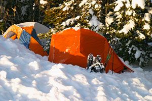 Tips para acampar en la nieve. Cómo elegir el lugar para acampar con nieve. Consejos para hacer una acampada en climas fríos