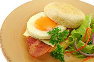 Cómo preparar un egg mcmuffin en casa. Receta de sandwich de huevo estilo McDonalds. Ingredientes para hacer un sandwich de huevo estilo McDonalds