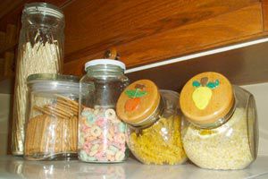 El uso de los frascos de vidrio para conservar alimentos y objetos
