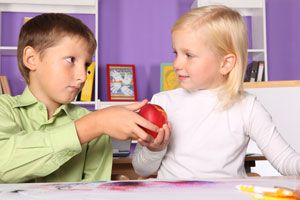 Tips para enseñarle a tu hijo a compartir y ser generoso Tips para enseñarle a tu hijo a compartir y ser generoso
