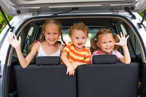 Cómo evitar que los niños se mareen en el coche. Evitar que los niños sufran mareos al viajar en coche. Por qué los niños sufren mareos en el coche?
