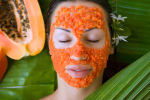 Mascarilla de papaya sobre el rostro de una mujer