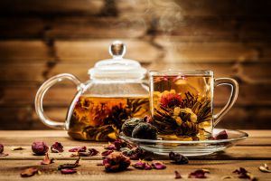 Cómo preparar una infusión de hierbas. 5 recetas de té herbal casero. Recetas para preparar un té de hierbas natural