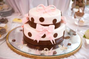 Pastel de boda con fondant rosa y circulos de chocolate