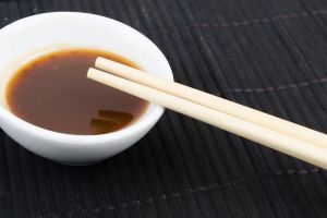 Recipiente con salsa teriyaki casera y palillos chinos