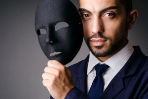 Persona con una máscara. La gente falsa suele tener varias conductas comunes
