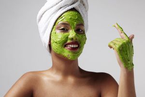 Mujer sonriente con una mascarilla casera en el rostro. Mujer sonriente con una mascarilla casera en el rostro.