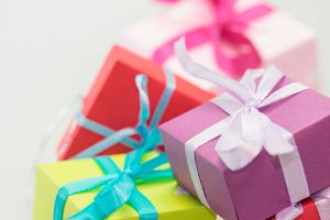 Obsequios envueltos para regalar en un cumpleaños Obsequios envueltos para regalar en un cumpleaños